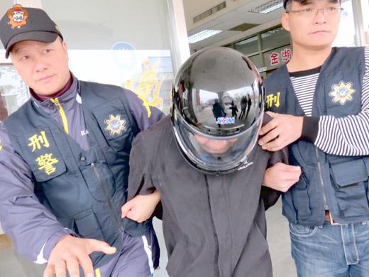 因醋妒而殺害同居女友的男子在被刑警移送地檢署時，表示「後悔」。
（張建騰攝）