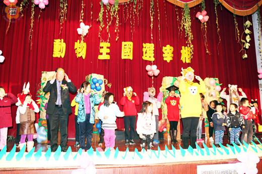   烈嶼鄉公所昨日舉辦「媽媽說故事暨手工DIY活動」：鄉長洪成發登台和故事媽媽、小朋友互動演出。（許加泰攝）