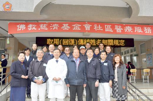   慈濟北區人醫會醫療團隊昨日到烈嶼鄉進行義診服務，鄉長洪成發樂見地區醫師和護理人員主動加入義診的行列。（許加泰攝）