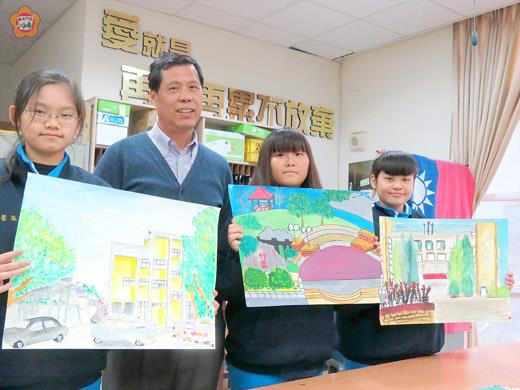 學生張馨方（左一）、李緯慈（右二）、呂沛蓉（右一）在「農工CORNER」校園寫生比賽中名列前茅。教師張皆欣（左二）表示，推動藝術深耕是希望涵養學生，讓學生在技術的追求上，未來不但能夠成為匠，而且能進階為師。（張建騰攝）