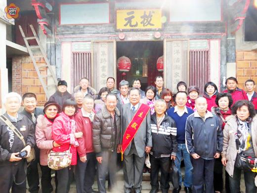 臺灣趙氏宗親昨天到浦邊金門趙氏宗親的「拔元」古厝中尋親謁祖。(張建騰攝)