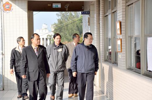   102年特種考試地方政府公務人員考試昨進入第二天，金門縣政府秘書長盧志輝昨日上午陪同監試委員周陽山、典試委員浦忠成巡視考場。（李增汪攝）