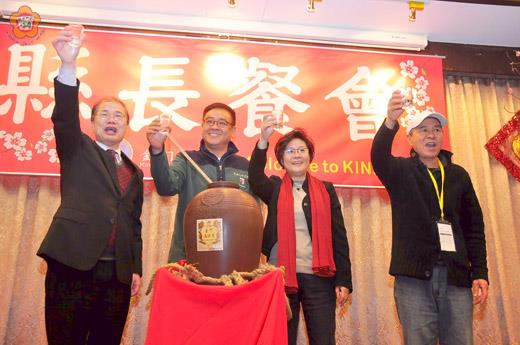 金酒營收挹注縣政建設及社會福利，縣長李沃士列為重要的施政，縣長李沃士（左一）端出土產高粱宴請各地來賓，並大力推銷高粱酒。
（縣政府提供）