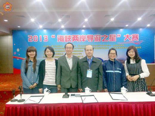 金門參加兩岸導遊之星大賽參賽代表團與漳泉兩地合作講解選手，左起為漳洲選手林婧，金門選手李郁萱（優秀獎），顧問楊再平，領隊趙嘉裕，金門選手楊佳穎（三等獎），泉州選手華爽。（楊再平提供）