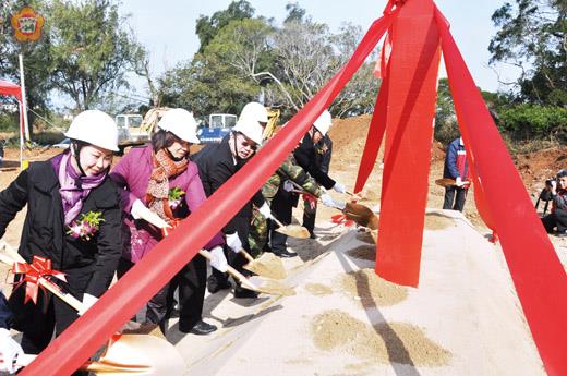   上岐村暨青岐社區發展協會規劃興建的活動中心，由縣長李沃士與鄉長洪成發共同主持動土典禮。
（李金鎗攝）