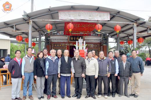 安岐龍塘古廟謝府王公聖誕醮慶，縣長李沃士前往拈香並贈爐敬金表達祝賀。（李金鎗攝）