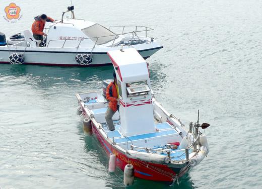 被攻擊的「海誠號」（後）和「漁滿載」（前）漁船歷劫歸來後，泊在後豐港。（張建騰翻攝）