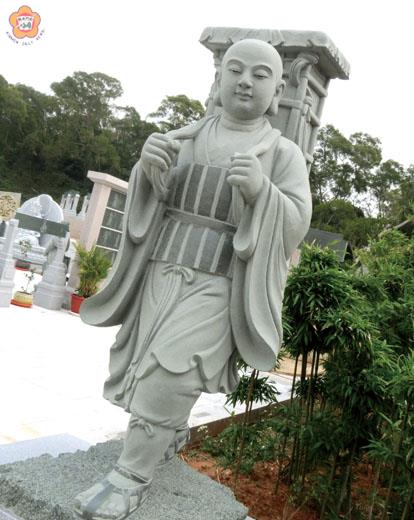 萬安堂新闢的「心經園」中,立有真人大小的唐三藏雕像。(張建騰攝)