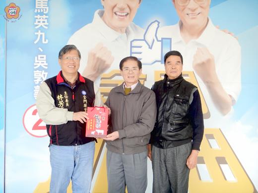 本土企業家董水輪（中）昨在縣黨部志工團副團長陳炳仁（右）陪同下，前往金門縣黨部拜會。（翁碧蓮攝）