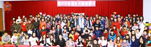   國立金門大學「第八屆陽光天使社週六課後伴讀班」昨上午舉行結業式大合照。（翁碧蓮攝）