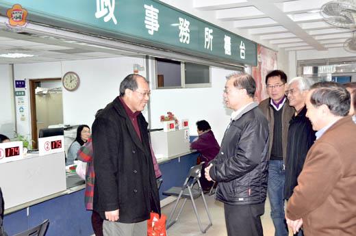 縣長李沃士昨下午走訪大金門各戶政事務所，慰勉戶所人員工作辛勞，並向申請戶籍謄本民眾致意。（李增汪攝）