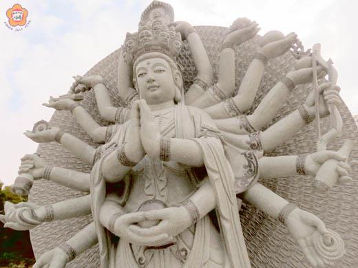 心經園中的「千手千眼觀世音」石雕。（張建騰攝）