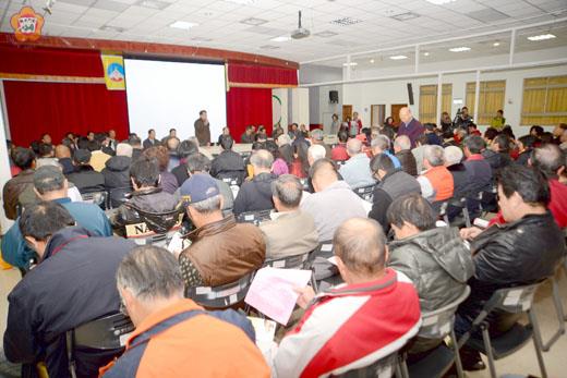 金門縣政府民政處昨日假金城鎮公所舉辦基層民政幹部座談會，邀請到金城轄內的里鄰長進行座談、聽取縣政簡報，而與會的民眾也把握機會，提出解決金城交通問題、中和五眷村出售不如租賃，建議縣府開放公地供社區發展協會自行BOT興建合宜住宅抑制房價等，會中建言踴躍、討論熱烈。（董森堡攝）