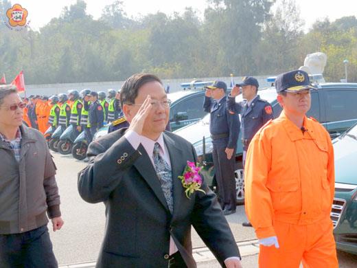 海洋巡防總局代理總局長李茂榮（中）在金門海巡隊隊長楊紋寧（右一）、金門縣副縣長吳友欽（左一）的陪同下，於誓師大會中校閱海巡部隊。
 （張建騰攝）