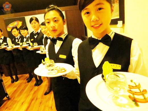 餐飲技術科」二年級三十三位學生一手策劃及執行了「星空之宴」。張建騰攝）