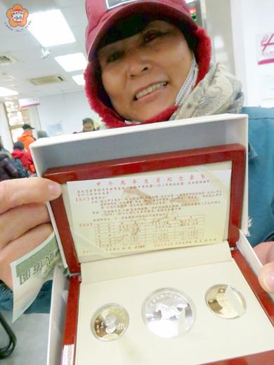 「甲午馬年生肖紀念套幣」昨在臺灣銀行準時發售,,蔡束美排了十七個半小時,第一個買到馬年紀念套幣。
(張建騰攝)