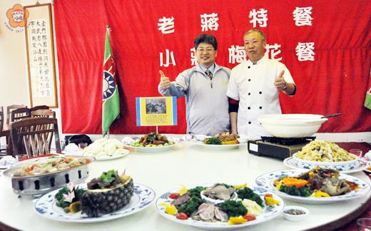   救國團金門青年活動中心，用七海官邸御廚重現「老蔣特餐」及「小蔣梅花餐」， 楊師傅（圖右）和總幹事王群元一同介紹兩蔣特色菜，希望藉以打響名號。（陳麗妤攝）