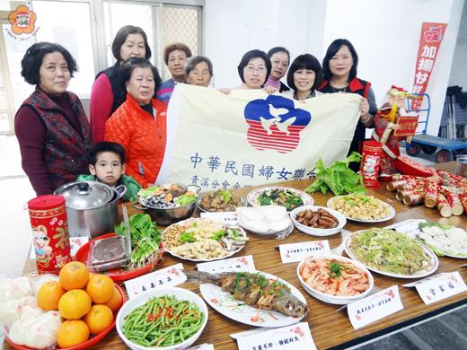   年關將近，婦聯青溪金寧支分會、金門縣婦女聯合會共同辦理「金門傳統風味年菜DIY」活動，縣議員許玉昭和婦女姐妹端出道地的金門風味年菜，分享鄉親。（許加泰攝）