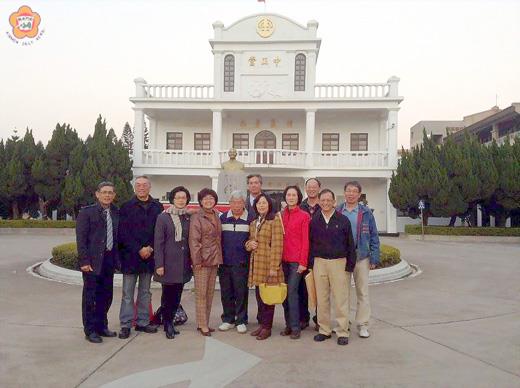 近10名民國59年考入金門高中的老同學，昨天與闊別43年的國文老師賴始秀在金門高中重續師生緣。（翁碧蓮攝）
  