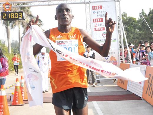   來自肯亞的國際選手塞森·邦葛依以2小時17分44秒完成金門全馬並刷新原場地紀錄。（張建騰攝）