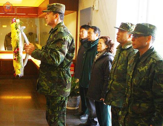 　潘家宇（左一）、尹者江（右一）等，在蔣故總統經國先生遺像前致敬。（張建騰翻攝）