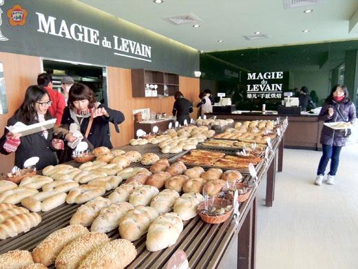   看好金門麵包市場，知名超商萊爾富與關係企業樂凡麵包聯手前進金門，於金山路上開設首家店面。（董森堡攝）