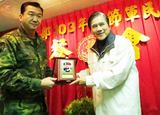   金防部指揮官潘家宇（左）以「善政敬軍」感謝狀回報金門縣政府的勞軍，由盧志輝（右）代表接受。（張建騰攝）