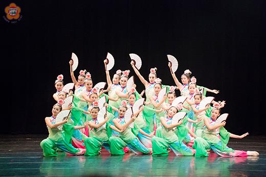   金門棠風舞蹈團年度公演「103棠風舞宴－春暖花開舞吟春」劇照。（金門棠風舞蹈團提供）