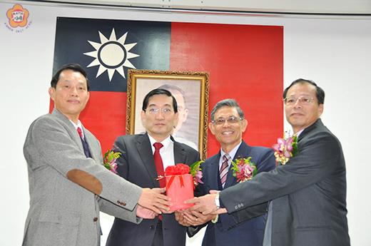 金門縣政府人事處新(右一)、卸任處長(左一)昨交接,由副縣長吳友欽(右二)主持、人事行政總處人事長黃富源(左二)監交。(翁碧蓮攝)