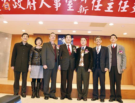 省府人事室主任交接,由原縣府人事處處長翁正義(右一)接任。(陳麗妤攝)