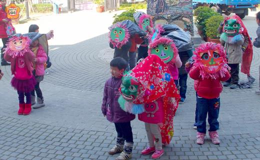  賢庵國小幼兒園昨日舉辦「年貨大街」活動，小朋友舞龍舞獅開場，炒熱現場氣氛，在遊戲與買賣中感受辦年貨的氣氛。（陳麗妤攝）