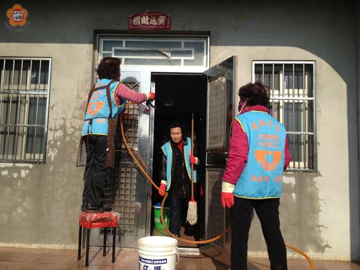 烈嶼鄉綜合服務志工隊昨天動員志工分批幫助獨居老人整理住家環境。（烈嶼鄉公所提供）