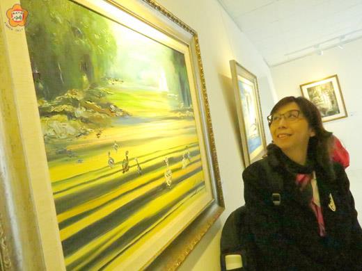   許翠華在畫中繪了七隻鴨子，暗喻了七個丫頭—也就是自家七姐妹。（張建騰攝）