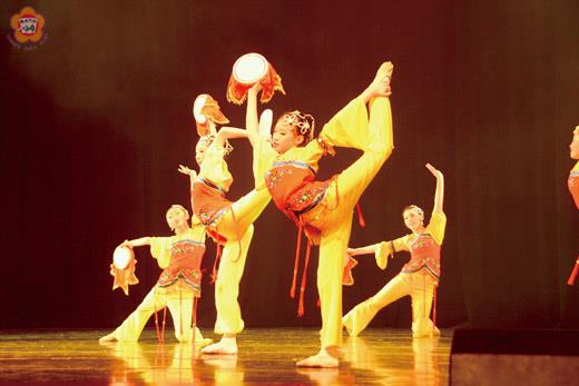   金門棠風舞蹈團昨日假文化局演藝廳舉辦年度公演活動，吸引滿場觀眾前往欣賞，棠風舞蹈團帶來多部精彩戲碼，團員們曼妙的舞姿、玲瓏的身段，贏得現場滿堂采。（董森堡攝）