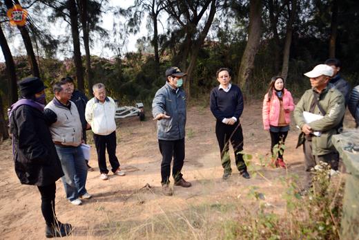   縣府秘書長盧志輝昨與林務所、觀光處人員前往后湖營區會勘。（董森堡攝） 