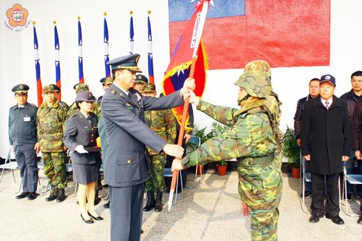   國防部「精粹案」組織調整，金防部指揮官潘家宇到場主持烈嶼守備大隊「授旗」儀式。（李金鎗攝）