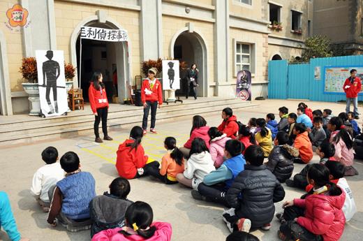 政大法律系學子到中正國小辦理「二○一四政大法服品格暨法治教育冬令營」，四十八位學童在遊戲中學習，讓法治教育變有趣。（陳麗妤攝）