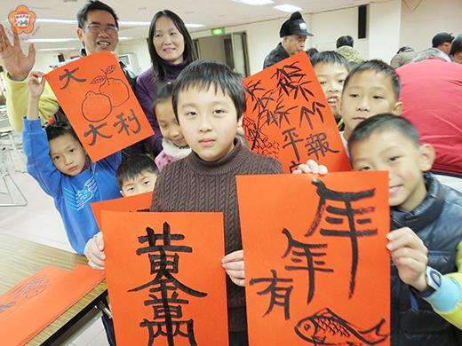 金湖鎮公所舉辦的兒童書法班開課。(張建騰攝)
