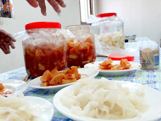   金門縣政府建設處與金門縣農會昨天舉辦「菜頭酸」製作研習活動學員體驗菜頭酸製作。（金門縣政府建設處提供）