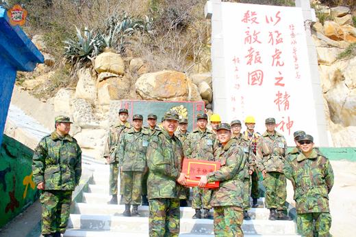   潘家宇（前左二）、蔡承棟（前右一）在猛虎嶼慰問守軍。（金防部提供）