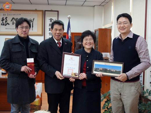   金大校長李金振日昨接見「紀念崔錫增、陳品芝先生夫人獎學金」的家族代表崔春華，致贈感謝狀感謝其家族慷慨捐資興學。（金門大學提供）