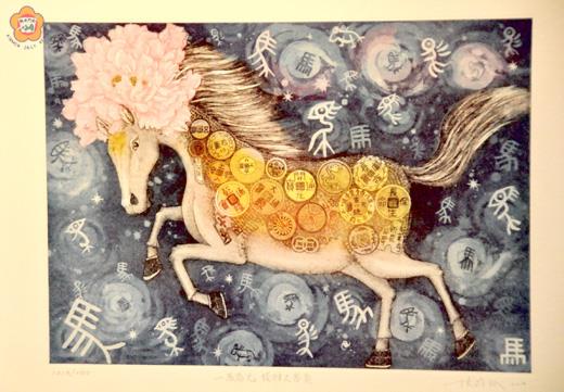   新春年畫展，刻正於文化局第一展場展出，現場展出的「飛馬奔騰-馬年年畫特展」首獎作品之一，由侯筱創作的「一馬當先，發財又富貴」。（陳麗妤攝）