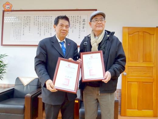   金門大學今年繼續敦聘李福井（右）為駐校作家，李金振（左）校長昨頒發聘書。（翁碧蓮攝）