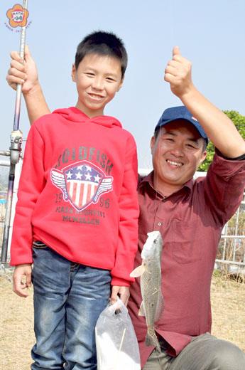 大年初二，父子享受釣魚樂。（翁碧蓮攝）