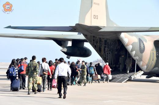   金門尚義機場湧現大批返台人潮，國防部派遣4架次C-130軍機加入支援疏運。（翁碧蓮攝）