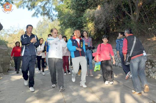 縣府與金門縣佛教弘法基金會在太武山辦理「太武山走春-祈福許好願活動」，縣長李沃士伉儷、金防部指揮官潘家宇、立委楊應雄與鄉親一起登山。（莊煥寧攝）