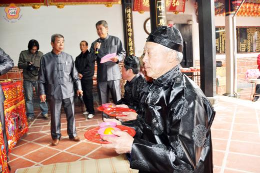   古寧頭李氏二世雄房宗親會昨舉行祭祖大典，族老遵循古禮虔誠向祖先祭拜，慎終追遠。（許加泰攝）