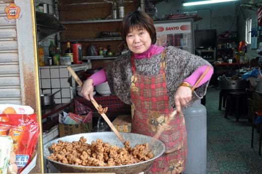 古寧頭北山村國賓食品店許秀珍,有著四十多年做繩仔鼓的經驗,純手工捲成的麻花捲,再用新鮮的油油炸,是充滿古早味的點心。(許加泰攝)