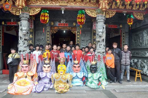 新市里忠義廟關聖帝君聖誕千秋紀念日，董事會昨日到金城鎮北鎮廟送佛帖，邀請中壇元帥陣頭逗熱鬧。（李金鎗攝）