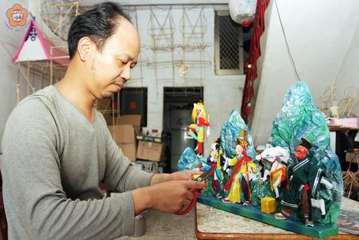 家傳三代的長慶糊紙店老闆翁明鑫至今仍堅持著祖傳技藝，以一手精巧的糊紙功夫延續這項瀕危傳統產業的香火。（董森堡攝） 